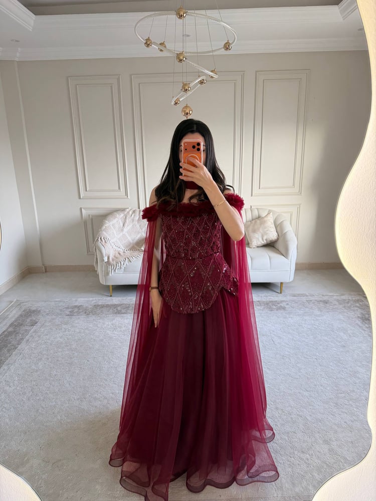 فستان سهرة عنابي تول ملكي فاخر بتطريز أنيق وشال انسيابي