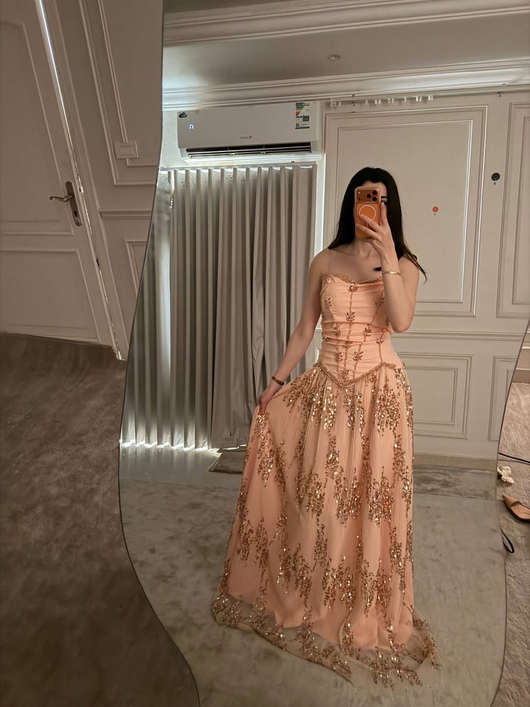 فستان سهرة خوخي بتطريز ذهبي فاخر بتصميم ملكي أنيق