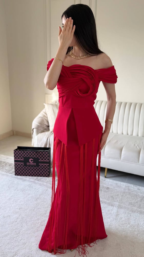 فستان سهرة ريد بهدب ملكي