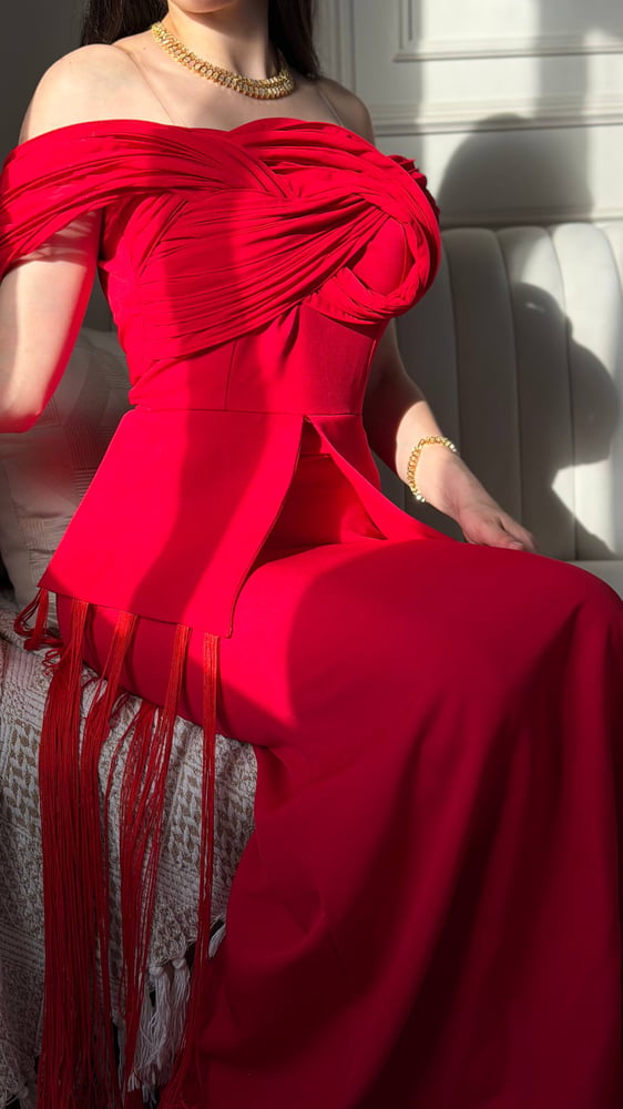 فستان سهرة ريد بهدب ملكي