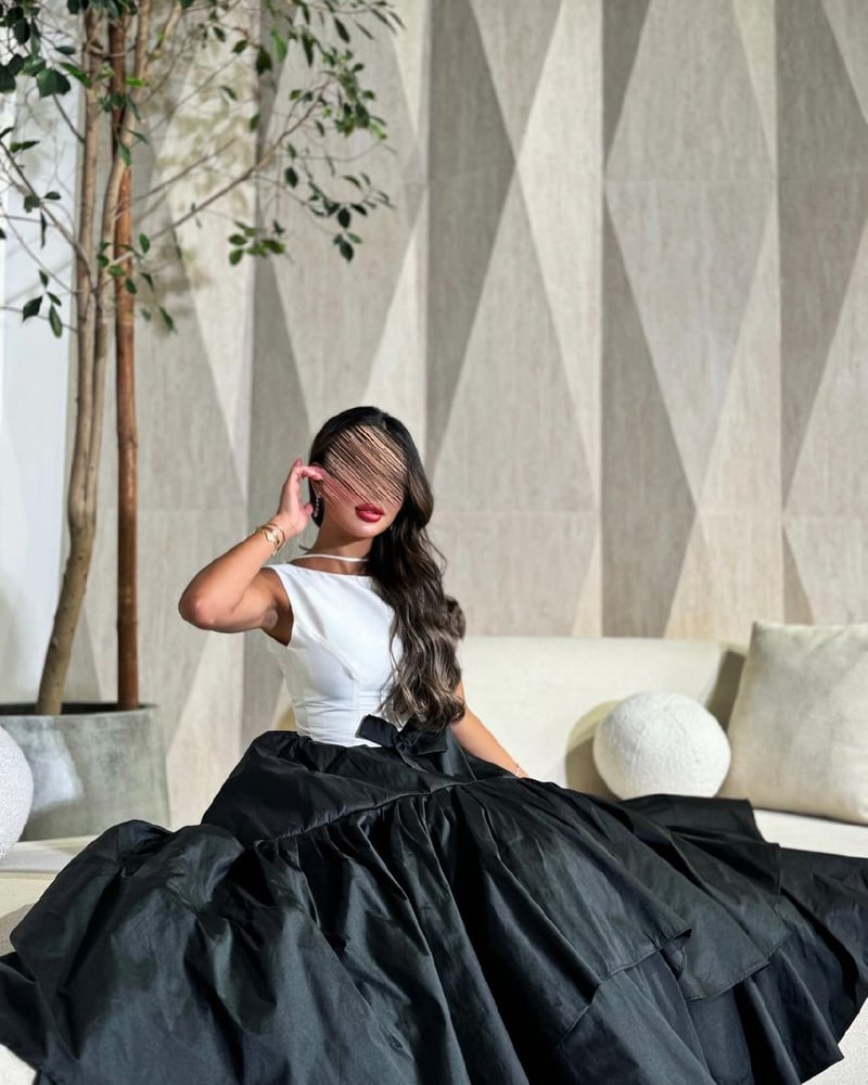 فستان سهرة اسود وابيض منفوش فاخر من كيوتشي