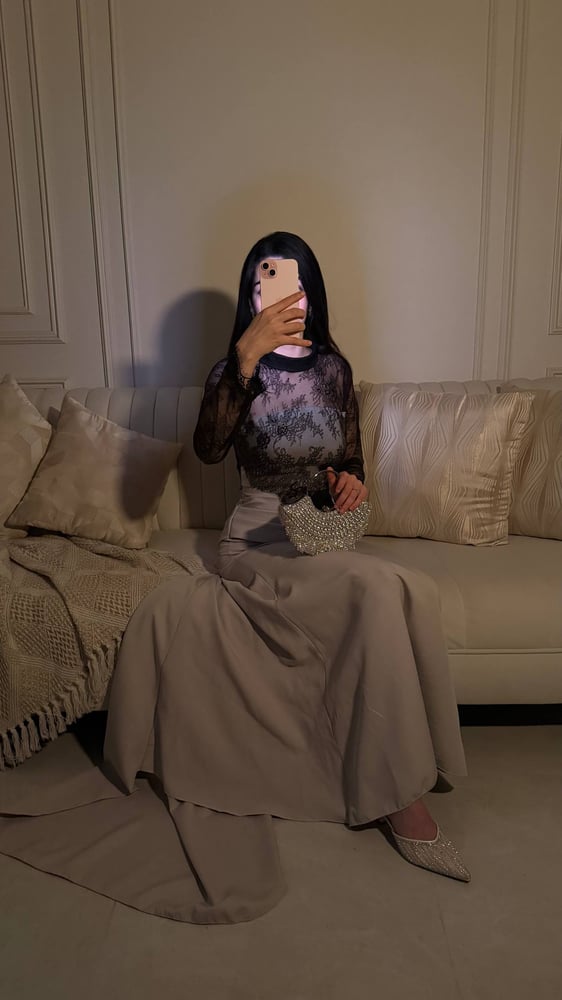 فستان سهرة دانتيل راقي أبيض وأسود بأكمام شفافة أنيقة