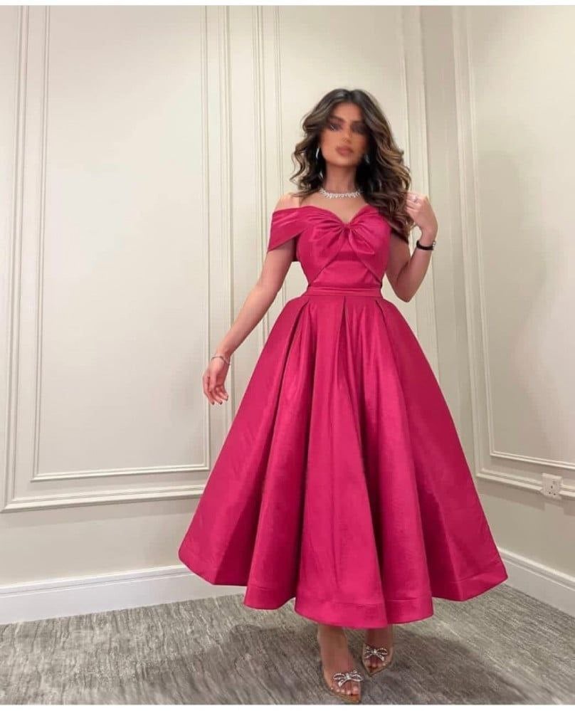 فستان سهرة ميدي فوشيا بكتف مكشوف وتصميم مكشكش أنيق للسهرات