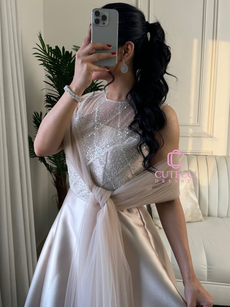 فستان سهرة بيج ناعم بكتف شيفون وتصميم أنيق