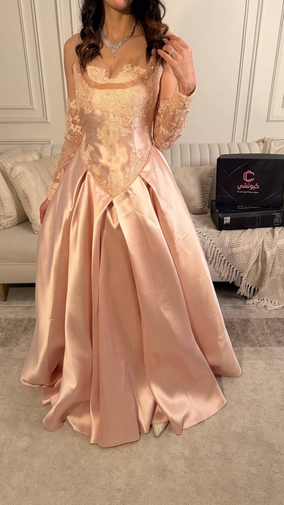 فستان سهرة وردي كورسيه ملكي طويل فاخر من كيوتشي