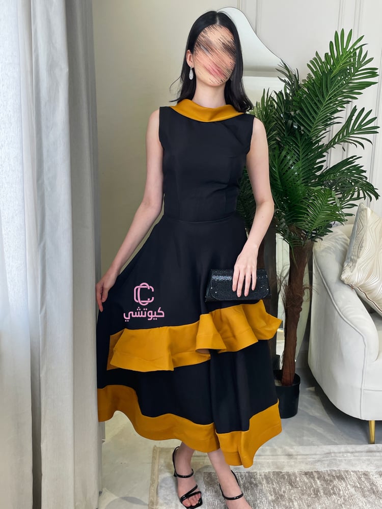 فستان سهرة أسود بلمسة ذهبية بتصميم أنثوي فاخر من كيوتشي