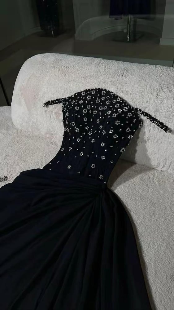 فستان سهرة أسود كريستال فخم ستريبلس من Cutecci