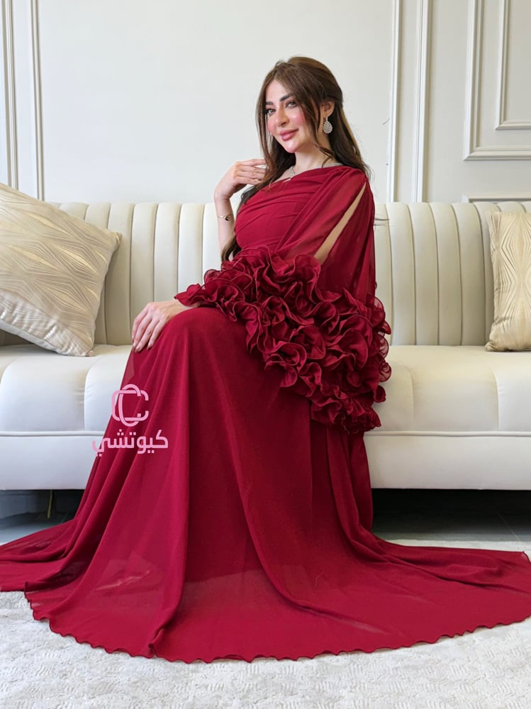 فستان برغندي ون شولدر بتصميم يد مزينة بكسرات من Cutecci
