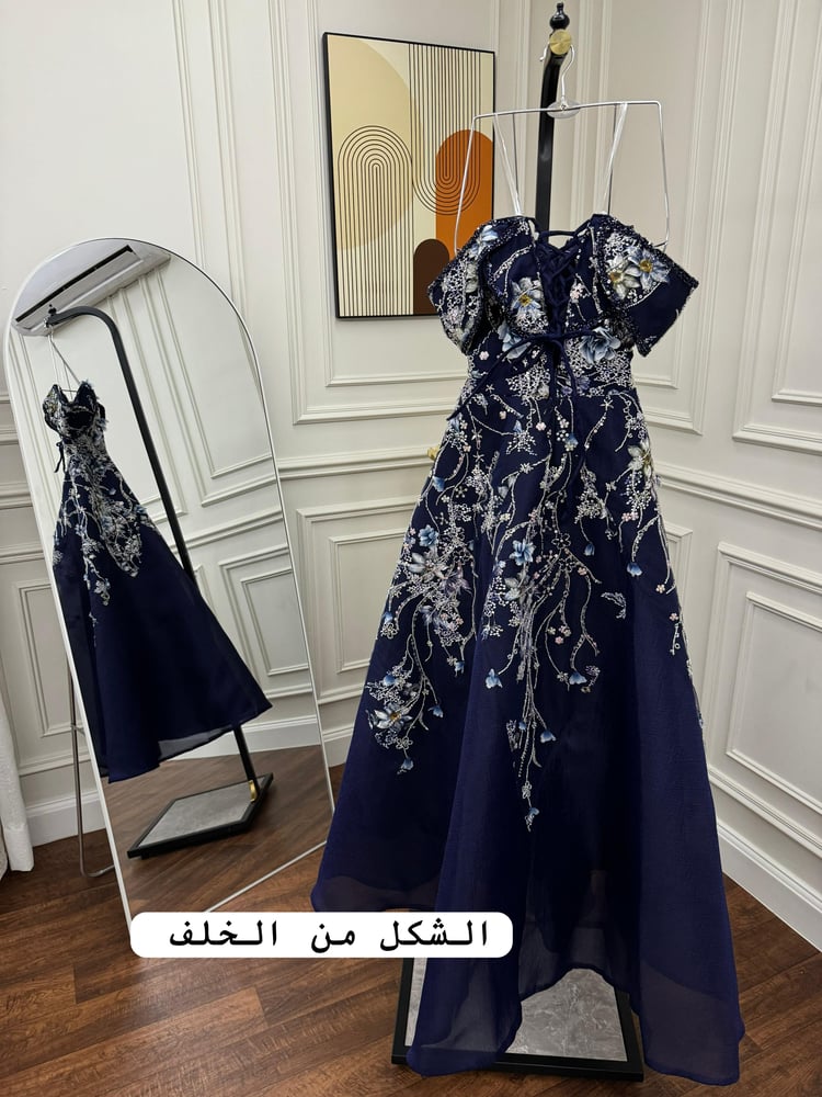 فستان سهرة سواريه كحلي بتطريز أزهار فاخرة لمناسبات خاصة