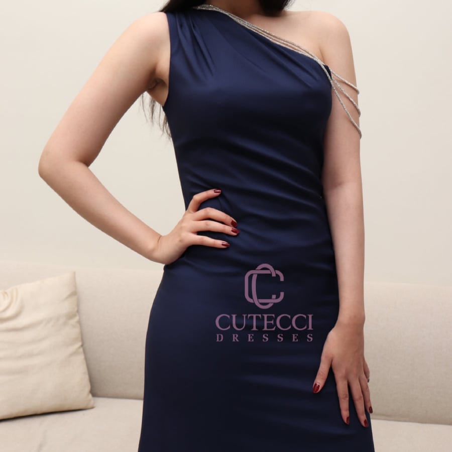 فستان كحلي ناعم مع سلسال – إطلالة راقية وجذابة من كيوتشي CUTECCI تناسب كل الأذواق السعودية