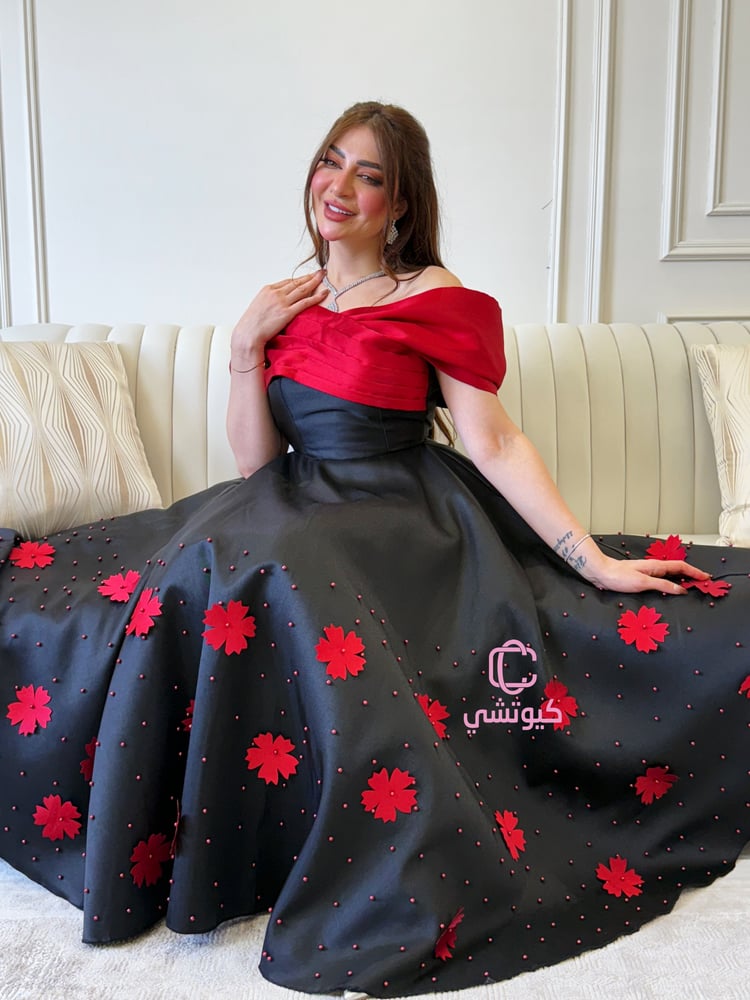 فستان اسود أنيق مزين بالورود واللؤلؤ الأحمر من Cutecci