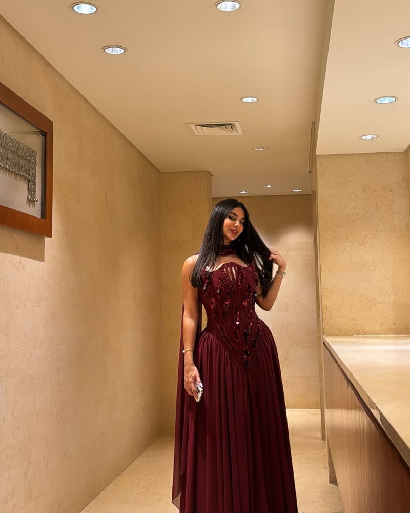 فستان عنابي غامق
