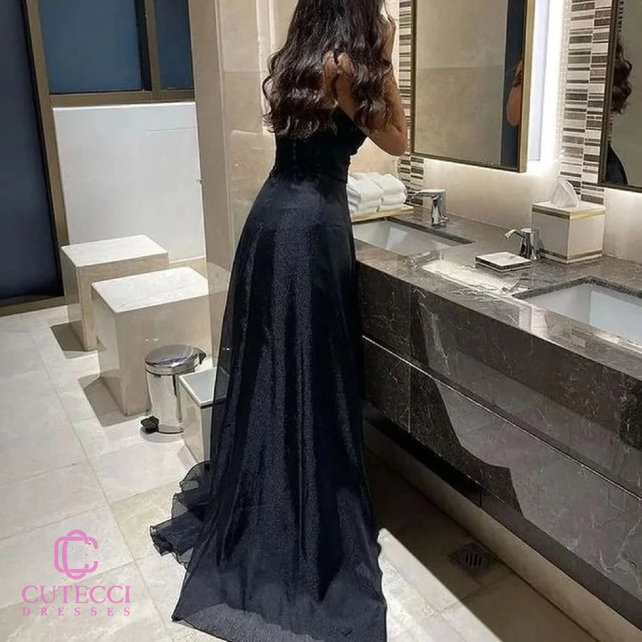 فستان سهرة أسود ملكي بفتحة راقية