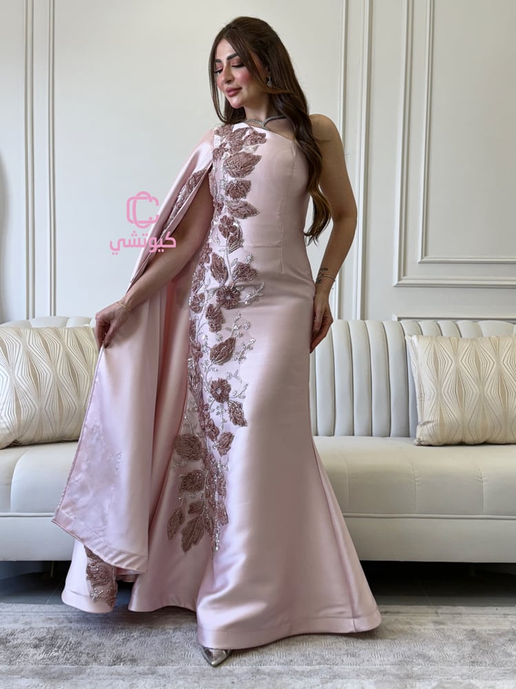 فستان لحمي ناعم بتطريز ورود ناعمة من Cutecci