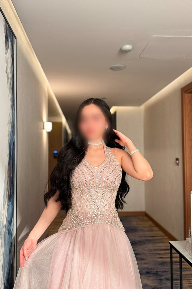 فستان سهرة لحمي بكورسيه هولتر تربل كلوش