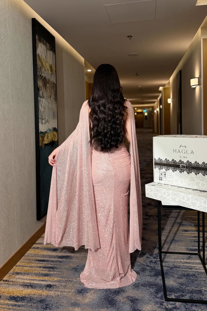 فستان لحمي تطريز سواروسكي بأكمام كاب