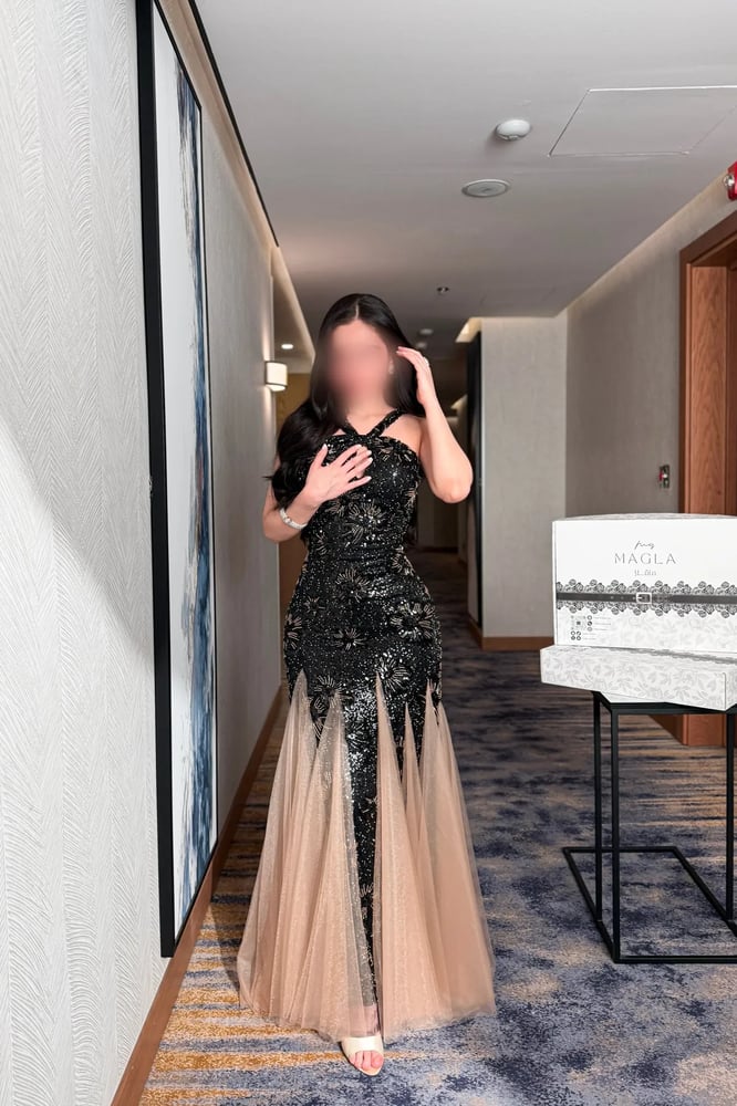 فستان سهرة أسود وبيج كلوش بكسرات - مينال بلس