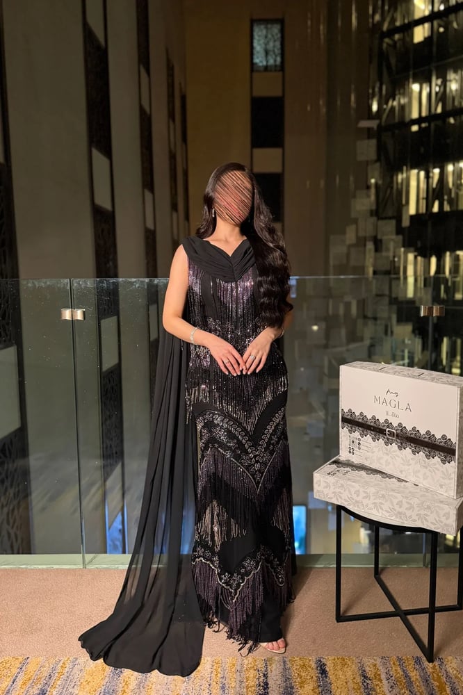فستان أسود باربي هدب مع شال شيفون