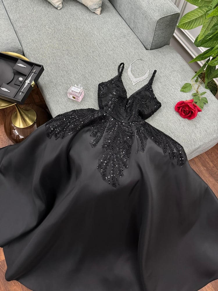 فستان سهرة اسود دبل كلوش تطريز كمبيوتر