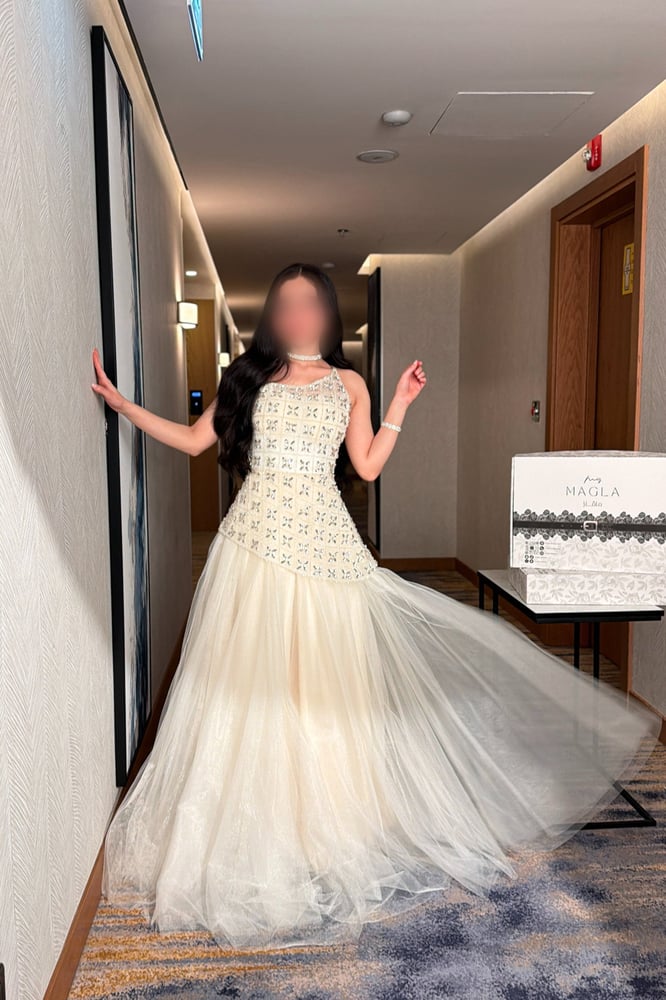 فستان سهرة بتر يلو بتطريز سواروفسكي مع كلوش