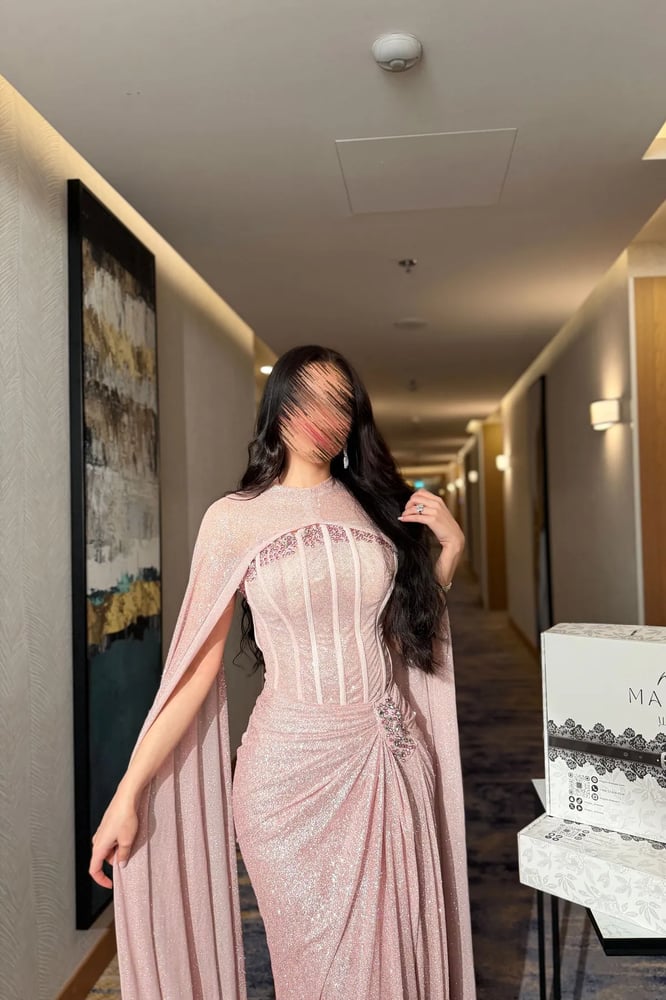 فستان لحمي تطريز سواروسكي بأكمام كاب