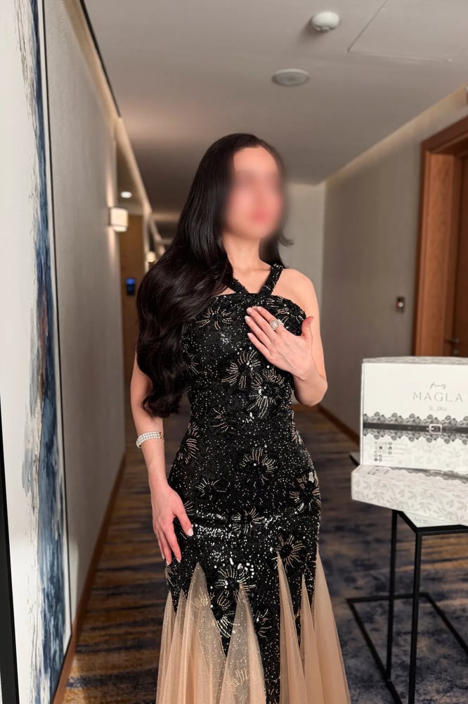 فستان سهرة أسود وبيج كلوش بكسرات - مينال بلس