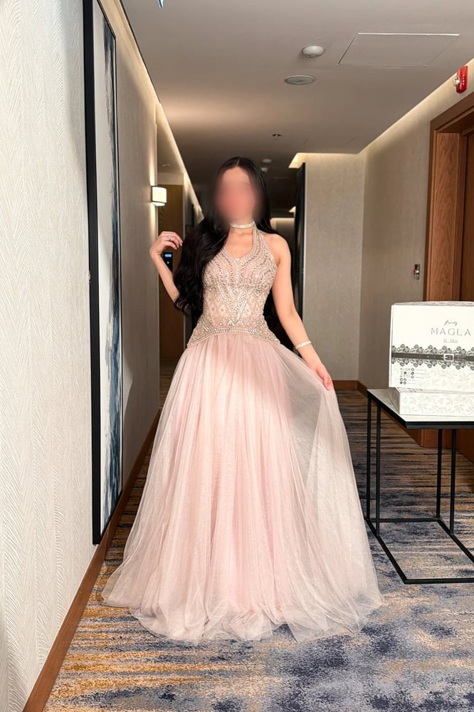 فستان سهرة لحمي بكورسيه هولتر تربل كلوش