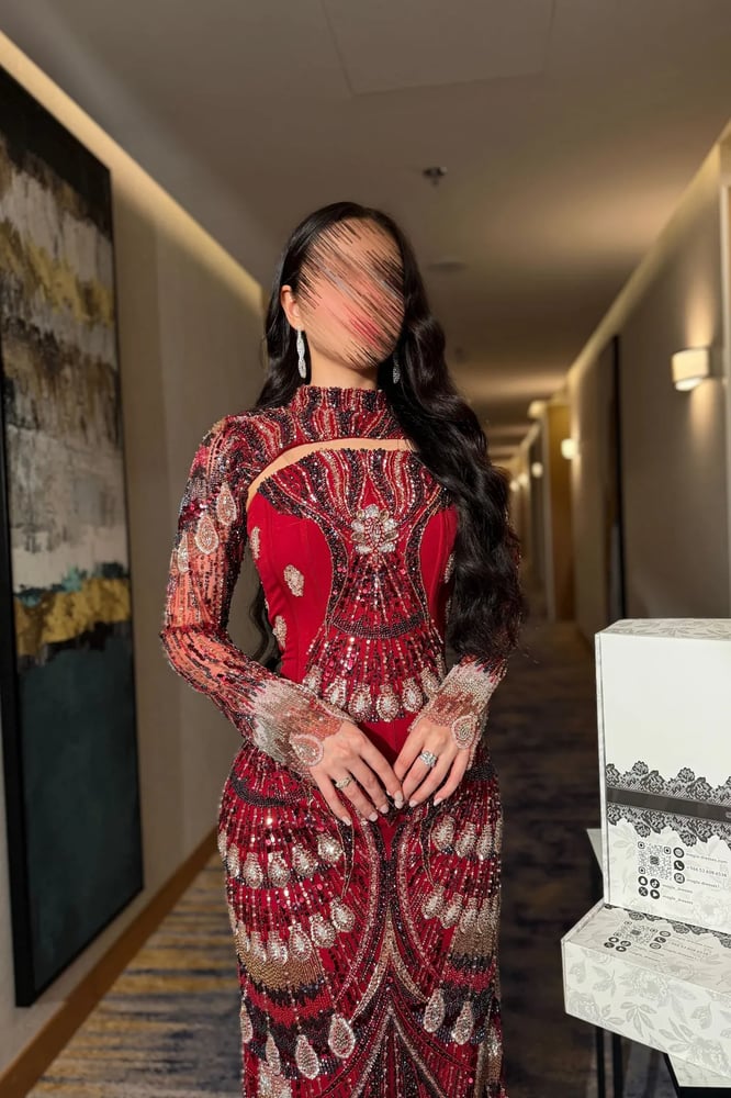 فستان سهرة طويل بتطريز خرز يدوي مع شال
