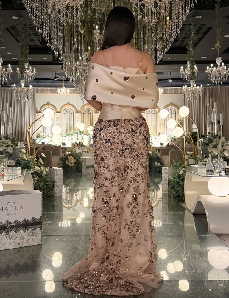 فستان أنيق من تل سهرة فاخر بتطريز خرز شك يدوي مع ترتر لامع