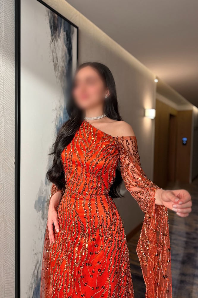 فستان سهرة برتقالي بأكمام طويله