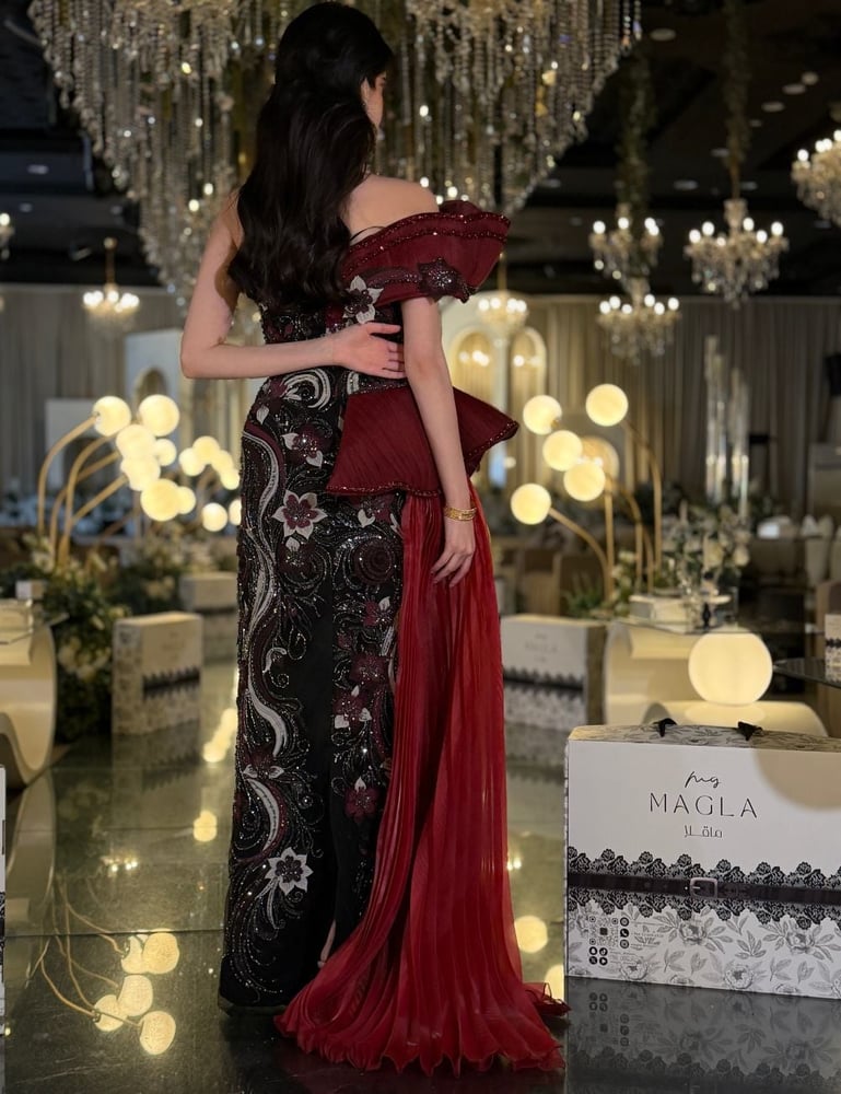 فستان أنيق مصنوع من تل السهرة الفاخر بتطريز خرز شك يدوي
