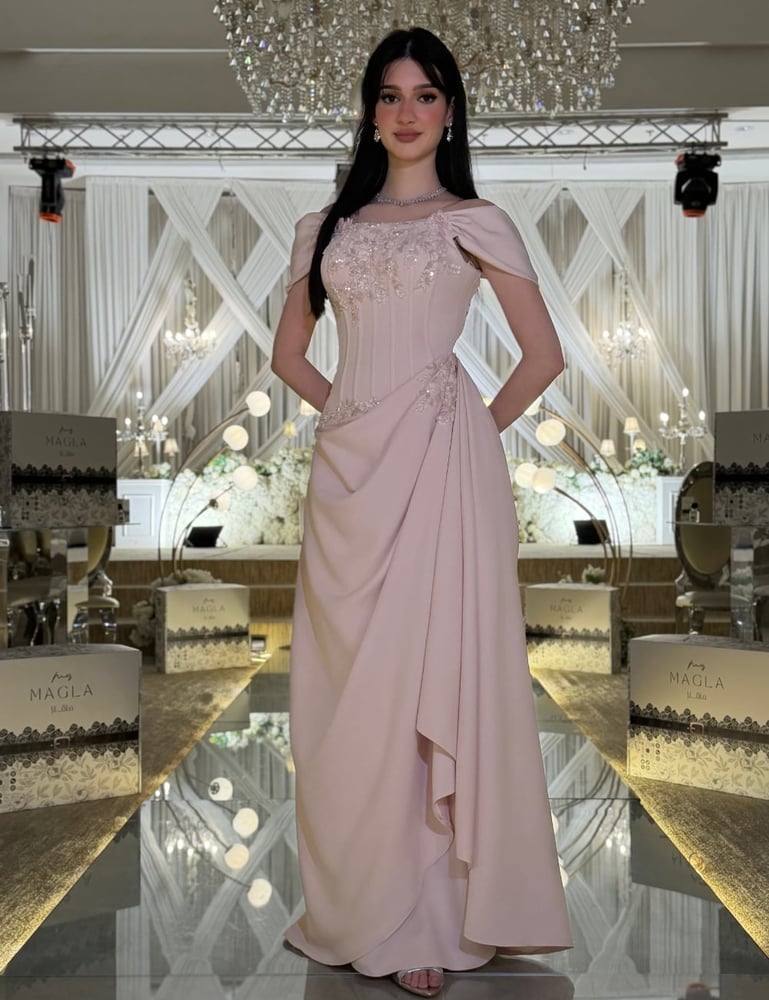 فستان باللون اللحمي بتصميم كورسيه أوف شولدر مع كلوش زم