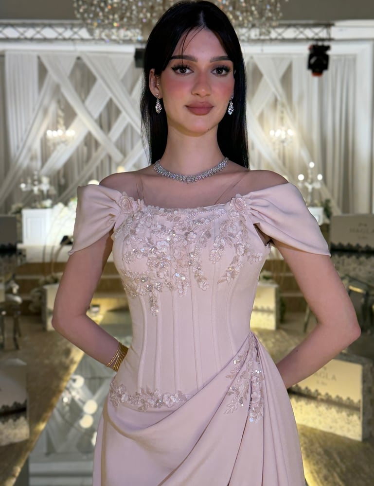 فستان باللون اللحمي بتصميم كورسيه أوف شولدر مع كلوش زم