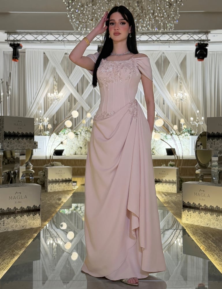 فستان باللون اللحمي بتصميم كورسيه أوف شولدر مع كلوش زم