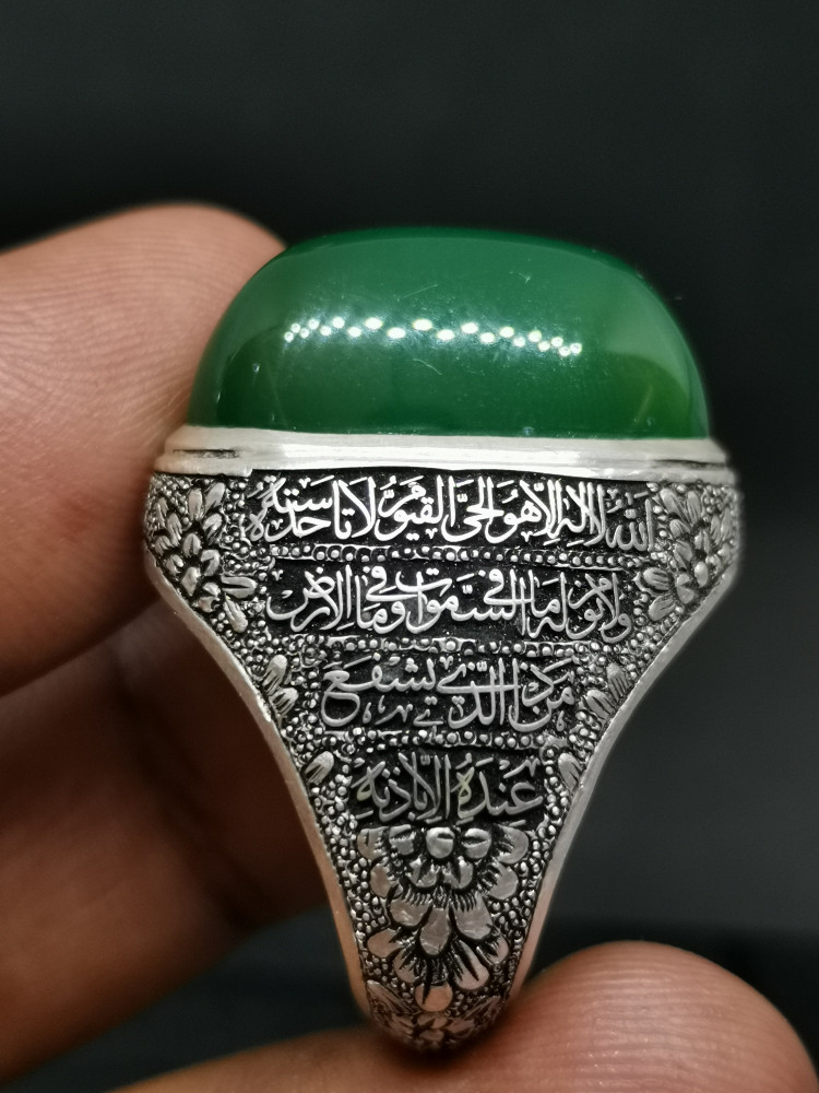 خاتم الفضة بحجر عقيق خرساني ايراني أخضر بصياغة نقرة ساز منقوش آية الكرسي عيار الفضة 925 مقاس الخاتم 19 الأبعاد 2.5سم في 1.3سم