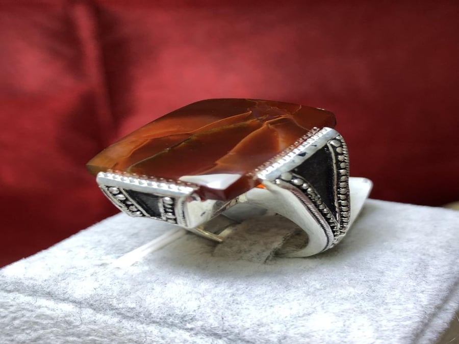 خاتم فضه بحجر العقيق اليماني المزعفر الكرزي المربعي صياغة 3D بختم الرفاعي