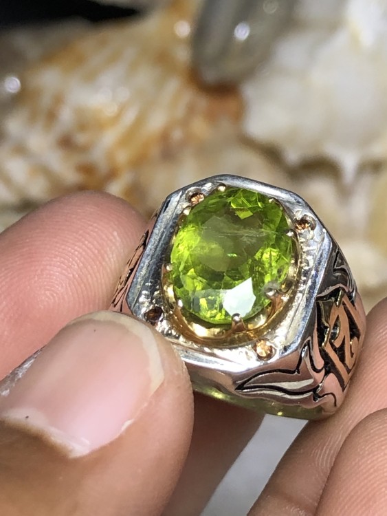 خاتم فضه بحجرالزبرجد صياغه ايرانيه (عباسيان) الحجر فيه كرك