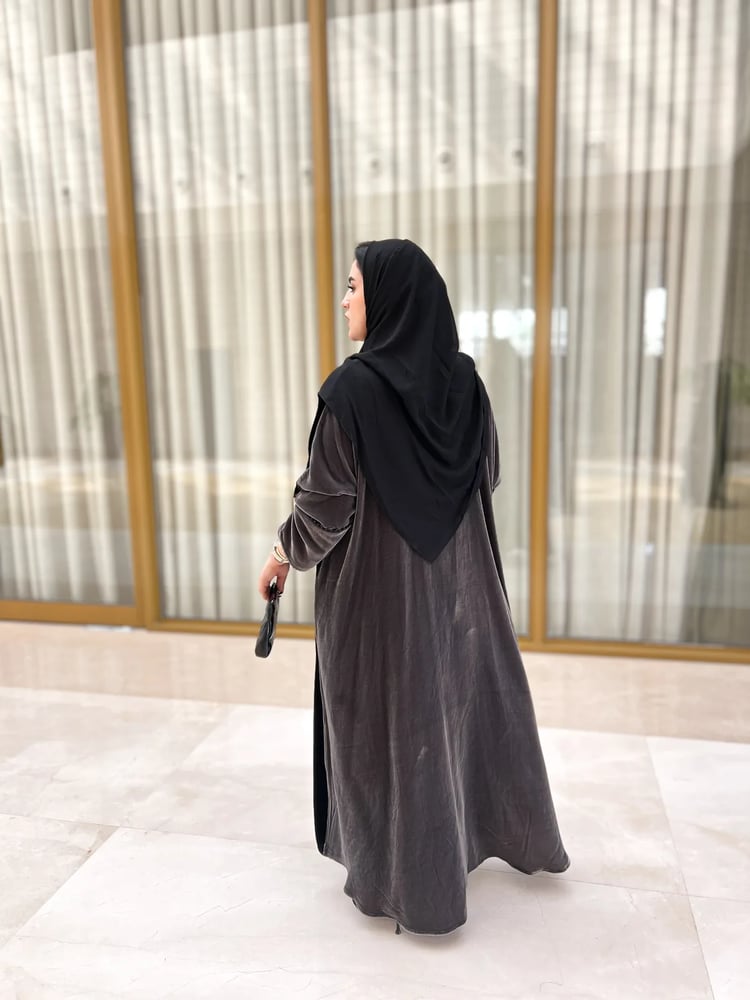 عباية مخمل أسود بأكمام رمادية