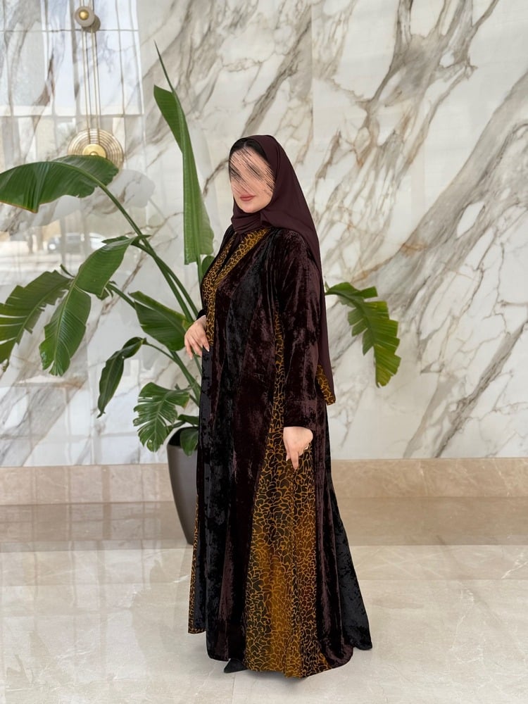 عباية مخمل شتوية تايغر من الحجاب الانيق