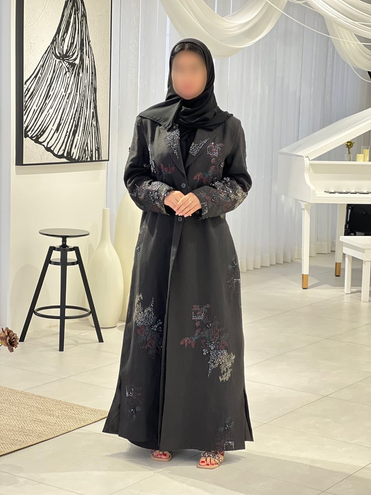 عباية سوداء مطرزة