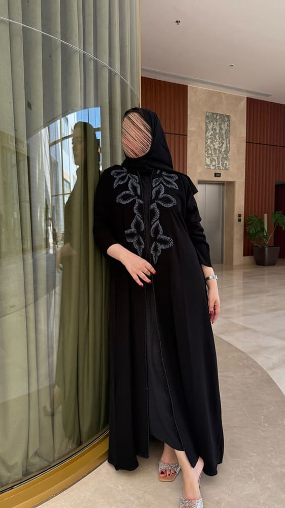 عباية مطرزة اسود