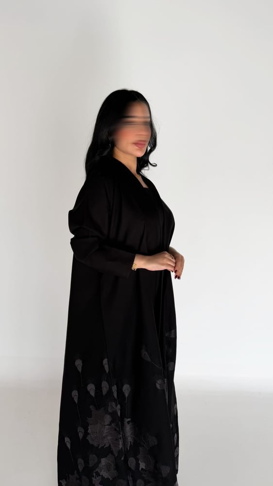 عباية كتان رسمات في الاسفل