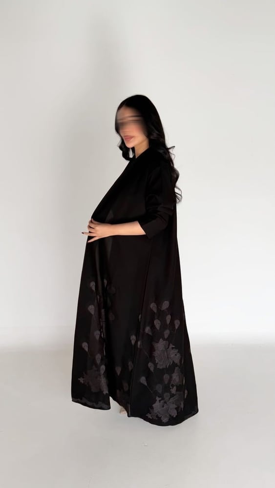 عباية كتان رسمات في الاسفل