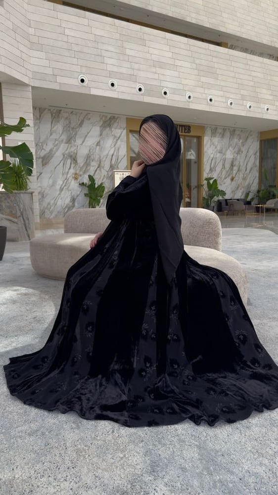 عباية مخمل عصرية