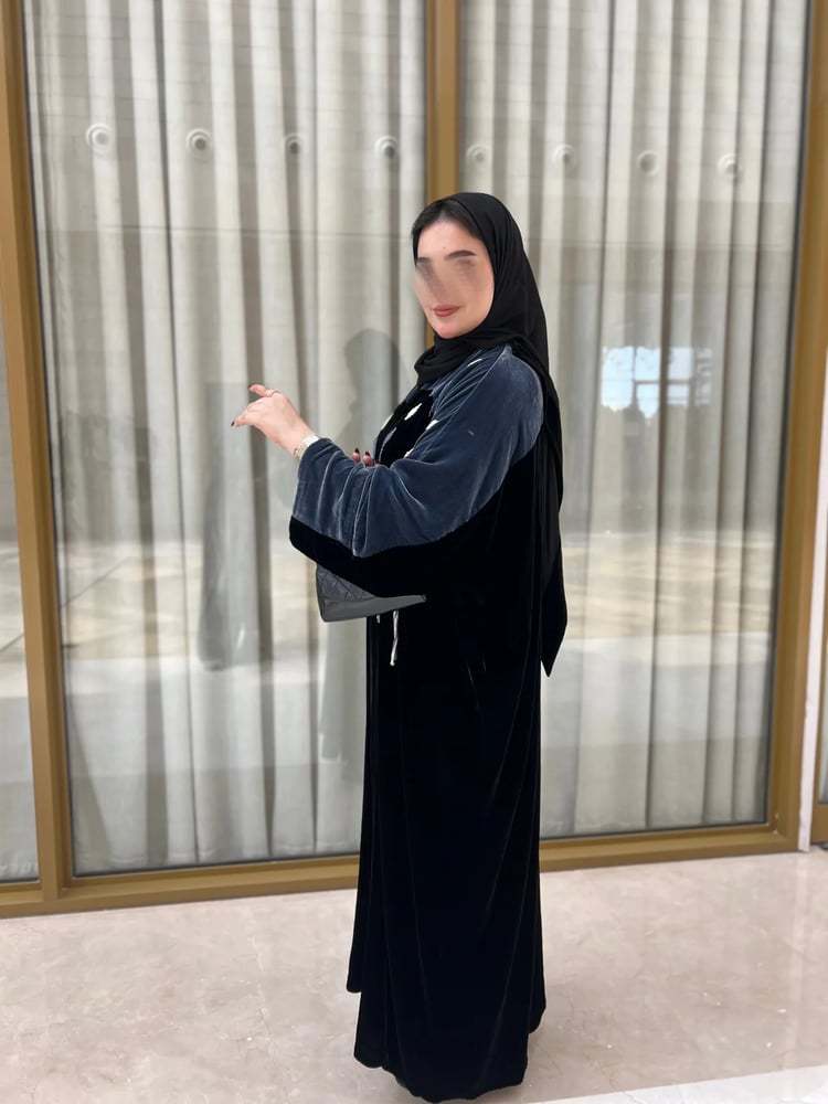 عباية مخمل قصة نص فراشة بأكمام كحلية وشك فضي