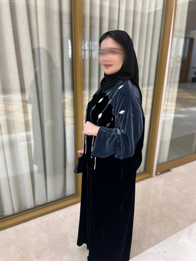 عباية مخمل قصة نص فراشة بأكمام كحلية وشك فضي