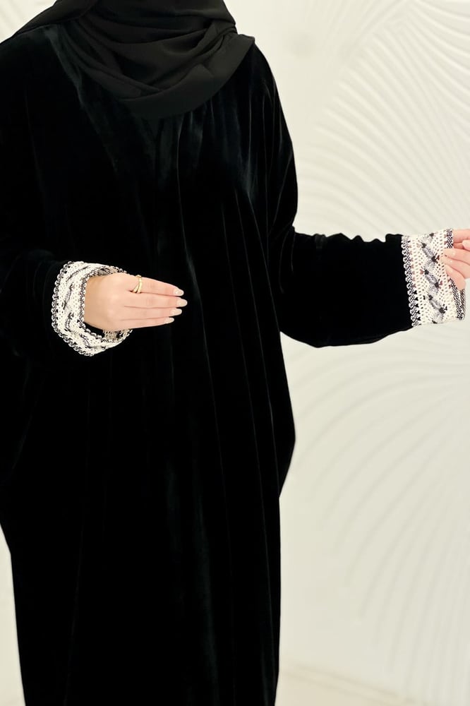 عباية مخمل كروشية كلفه