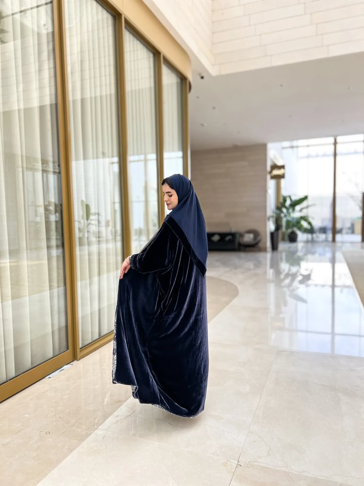 عباية مخمل كحلي مع تدخيلة حرير مشجر
