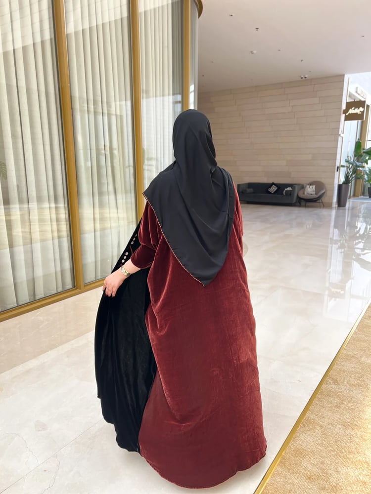 عباية مخمل طبيعي تدخيلة عنابي مطرزة