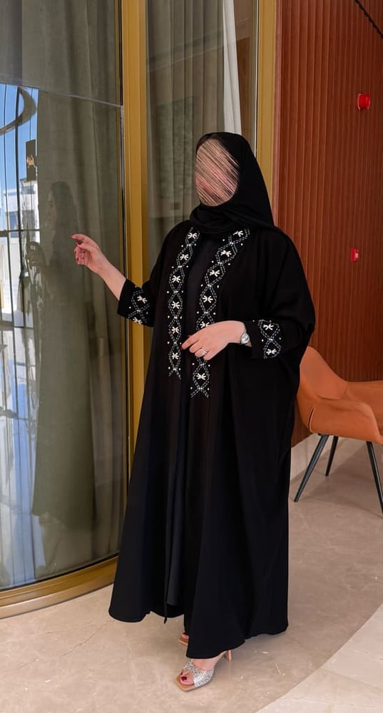 عباية فجر بتصميم عصري على العباية والاكمام بطريقة عصريه